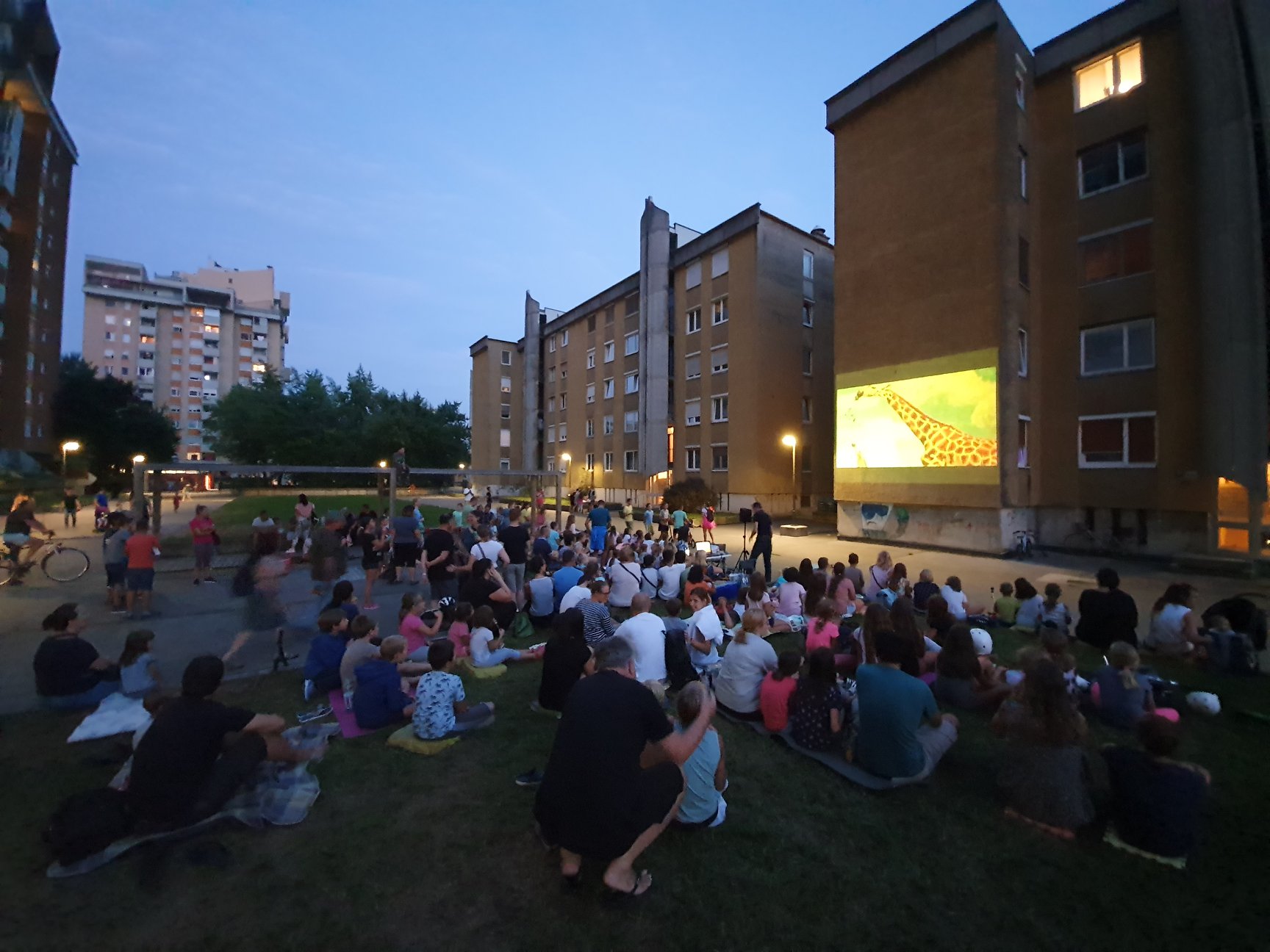 Skupaj na ploščad! Skupaj na ploščad!